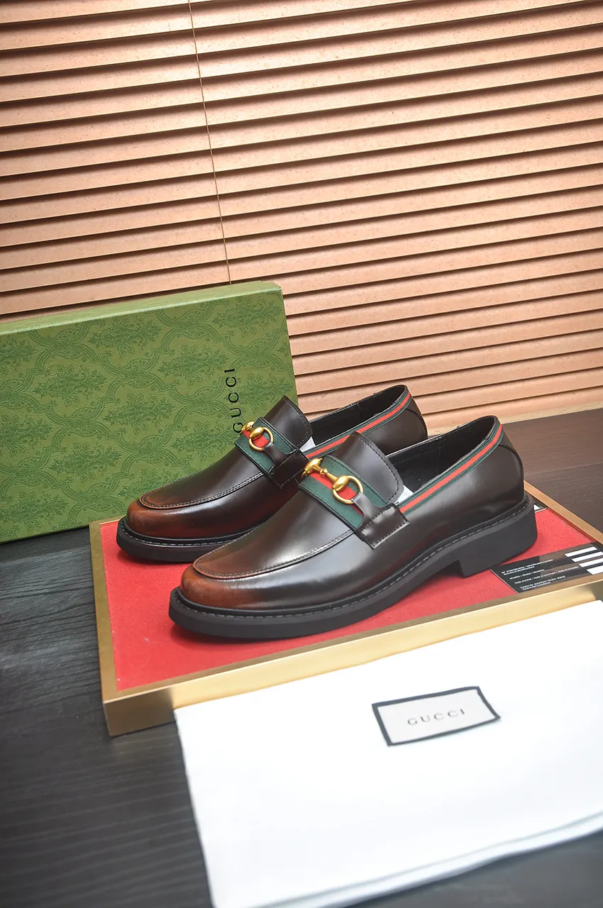 Men's shoes💰540💶Italy's top luxury men's shoe giant (GUCCI) (Gucci) (full cowhide lining) new arrival🍃Original European style🔰 Pleasant to the eye😍In order to make the shoes more durable and non-deformable🌀The production continues to follow traditional methods but there is still no lack of innovation💪Choose original sheepskin for the leather♻️ Smooth and natural And extra bright ⭐Made of imported cowhide, the first choice of rich people 38-45 (45 customized)